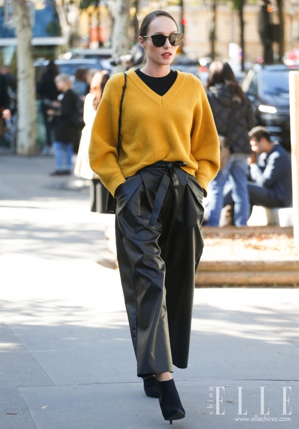 天气这么冷,得两件毛衣一起穿!