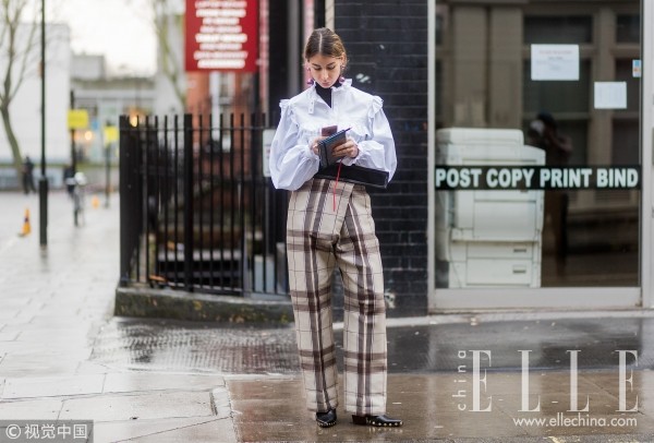 迫不及待想穿衬衫?搭毛衣外面呗