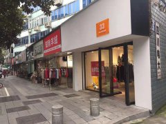 商铺被指占用房屋后阳台,影响业主通风采光权